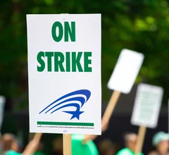 strike picket union
