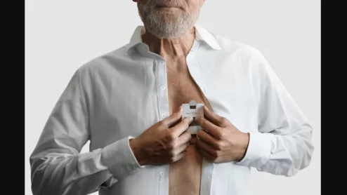 The HeartBeam AIMIGo device is approximately the size of a credit card and uses the company’s patented 3D vectorelectrocardiography (3D VECG) technology to capture signals from three different projections and deliver a synthesized 12-lead ECG. 