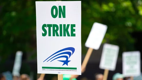 strike picket union