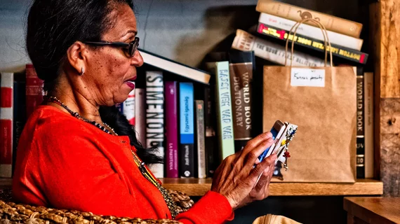 elderly_smartphone.jpg